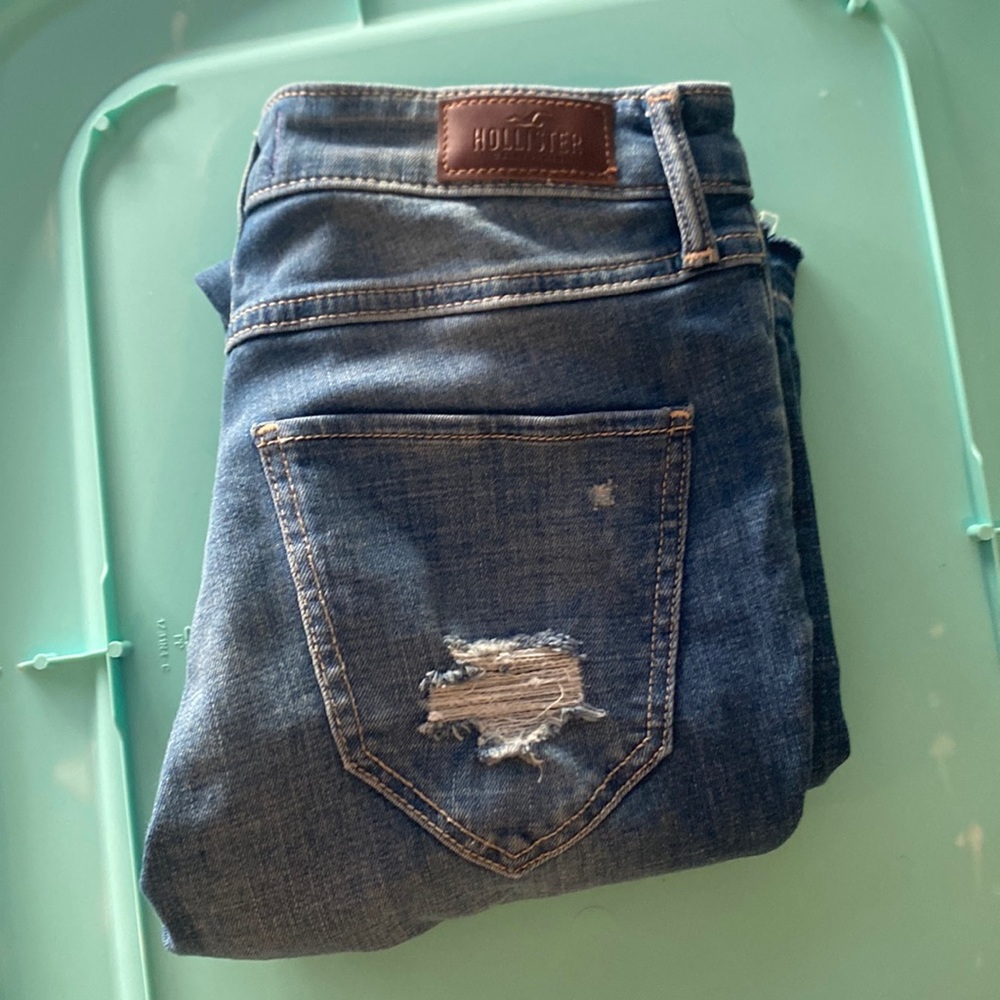 hollister ripped skinny jeans
